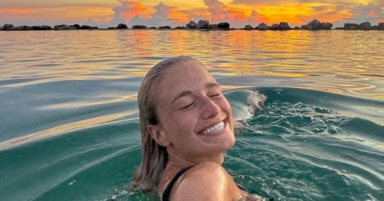 Julie Vermeire blikt met badpakfoto’s terug op vakantie: “Je straalt!”