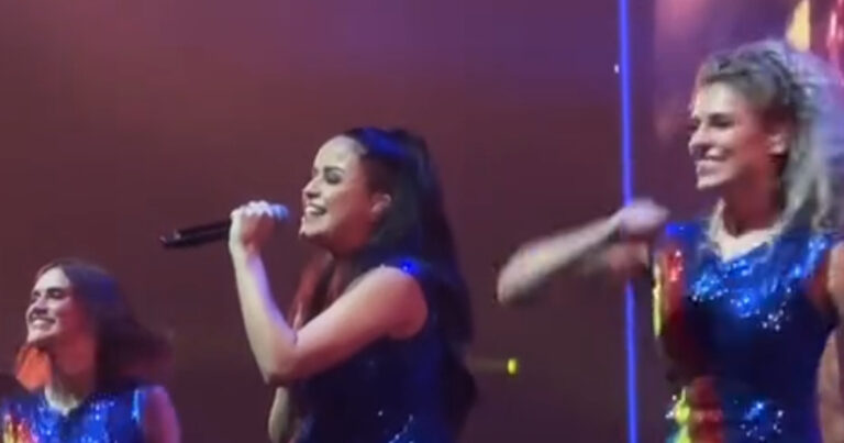 Zwangere Marthe van K3 straalt op podium: “Haar buik groeit zo snel!” (video)