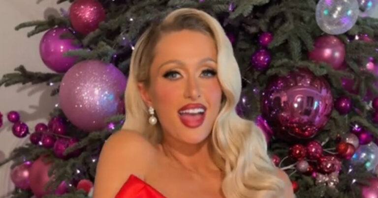 Paris Hilton gaat volledig uit de kleren voor Kerstmis: “Mijn aanwezigheid is een cadeau”