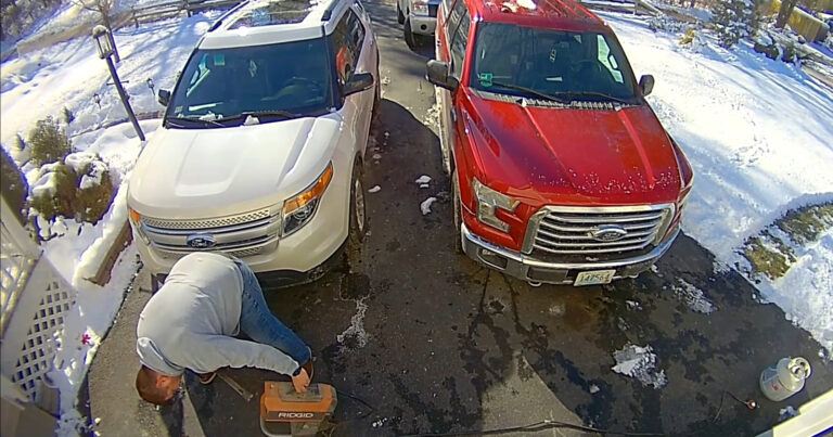Man werkt op oprit, maar sneeuw op dak steekt daar een stokje voor (video)