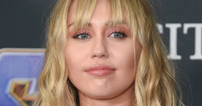 Miley Cyrus straalt in diep uitgesneden jurk: “Zo iconisch!” (foto’s)