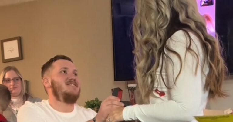Man doet huwelijksaanzoek, maar kijkers zijn afgeleid door wat er op de achtergrond gebeurt (video)