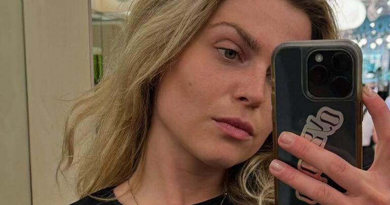 Billie Leyers trekt aandacht op podium: “Ja, ik ben kortgerokt. Waarom niet?” (foto)