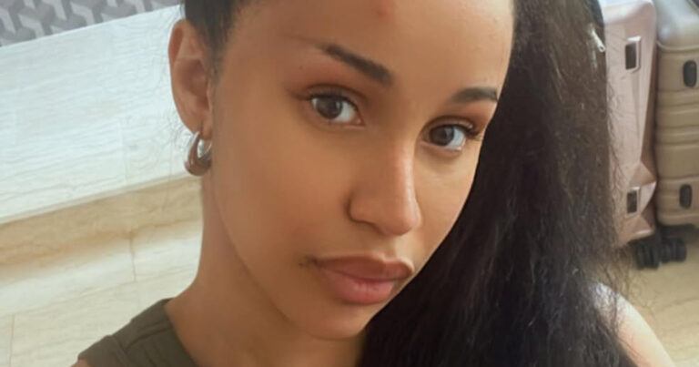 Cardi B laat piercing zetten op wel héél intieme plek: “Waarom zou je zoiets doen?!” (foto)