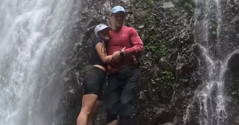 Koppel maakt foto voor waterval, maar dan loopt het pijnlijk fout… (video)