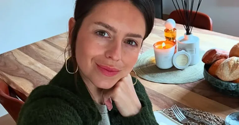‘Thuis’-actrice Lynn Van den Broeck pakt uit met badpakfoto’s: “Je staat prachtig met die kleuren!”