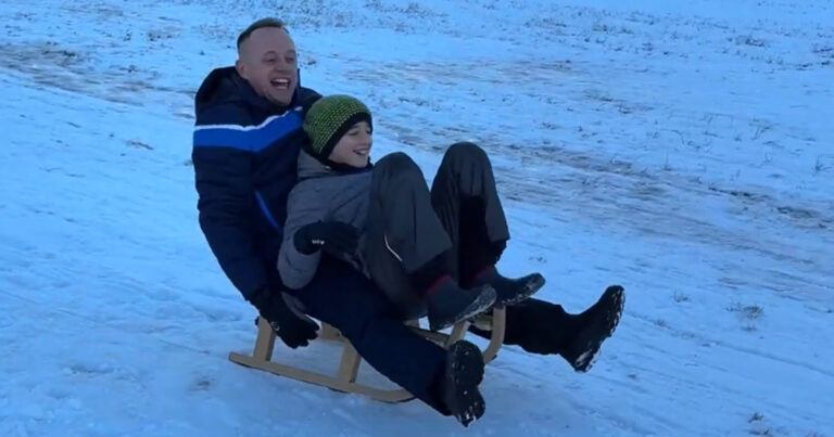 Vader en zoon genieten van ritje op slee, maar dan gebeurt het onverwachte… (video)