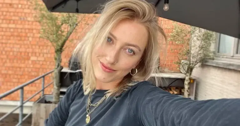 Alina uit ‘De Mol’ geniet in badpak op het strand. Fans onder de indruk: “Heel knap!” (foto)