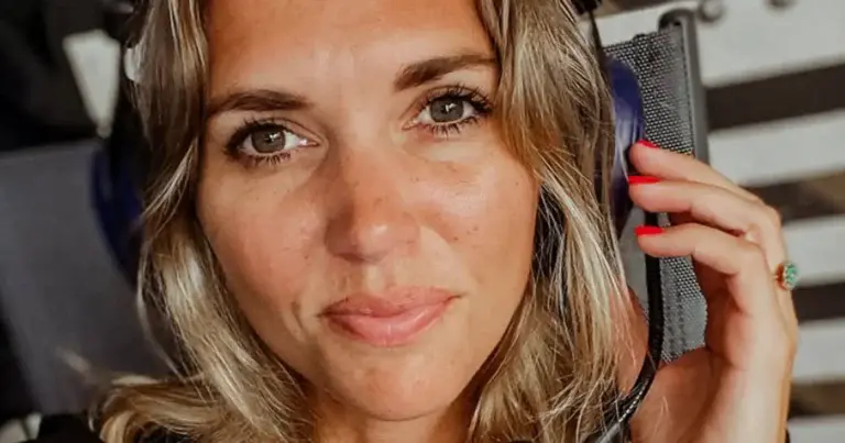 Sporza-commentator Ine Beyen straalt in elegante jurk: “Heel stijlvol, zoals altijd!” (foto)