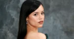 ‘Wednesday’-actrice Jenna Ortega oogst lof met sensuele jurk: “Zo knap!” (foto’s)