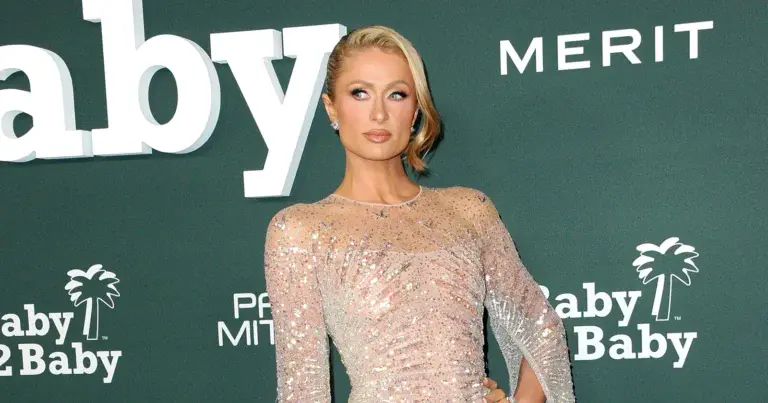Paris Hilton laat in doorschijnende outfit weinig aan verbeelding over: “Zo heet!” (foto’s)