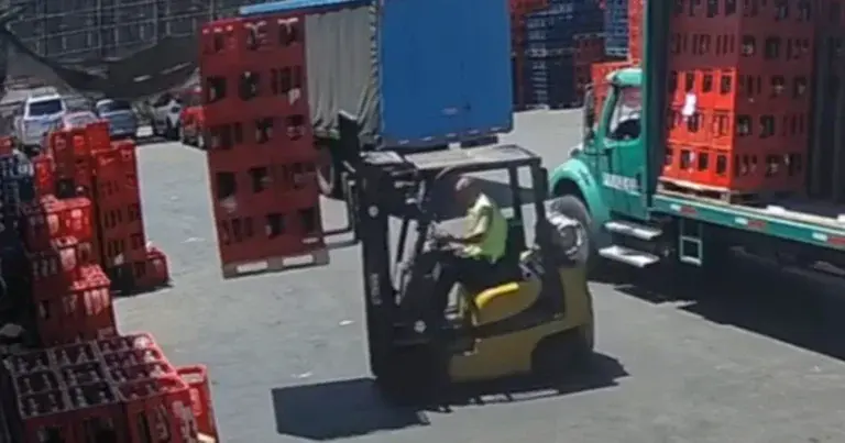 WOW: Heftruckchauffeur heeft écht zijn dagje niet! (fails)