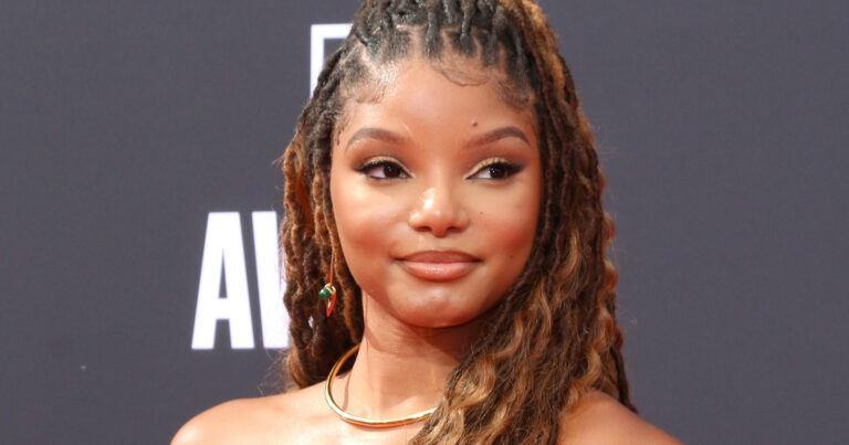 Halle Bailey krijgt heel wat reacties op outfit: “Geen beha!” (foto’s)