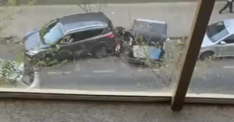 Parkeren gaat hier wel héél stevig fout (video)