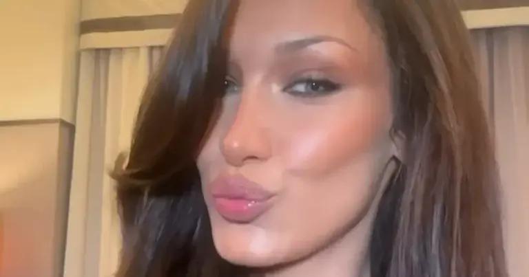 Bella Hadid poseert in gewaagde outfit: “Absoluut prachtig” (foto’s)