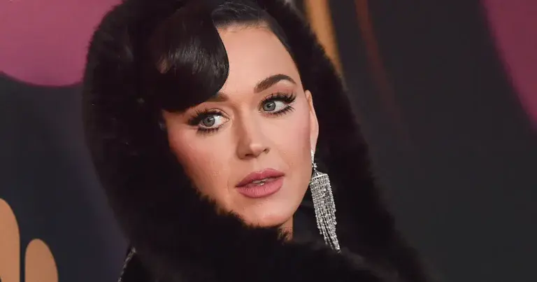 Katy Perry imponeert met sensuele jurk: “Godin!” (foto’s)