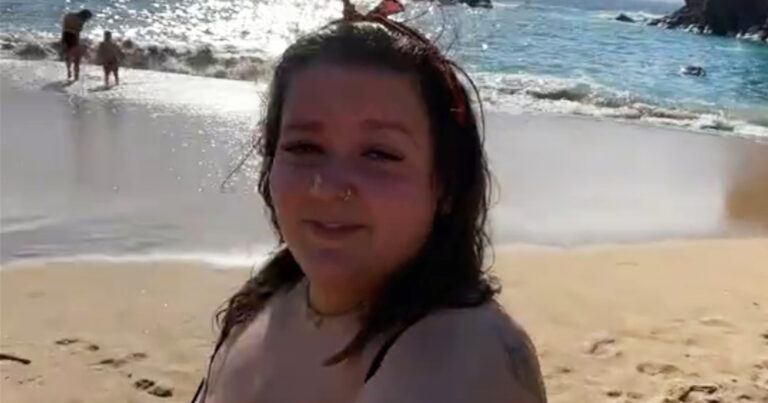 Ophef over vrouw met piepkleine bikini op strand: “Er zijn daar kinderen!” (video)
