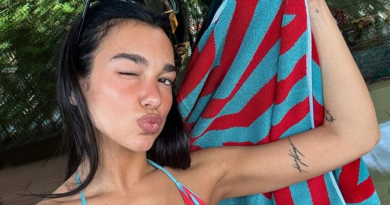 Dua Lipa doet monden openvallen in kleurrijke bikini: “Sprakeloos” (foto’s)
