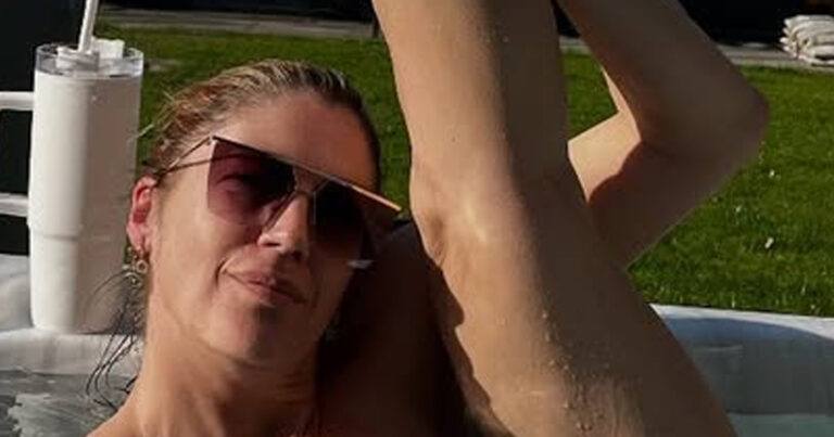 Kelly Pfaff toont in jacuzzi hoe lenig ze is (foto)