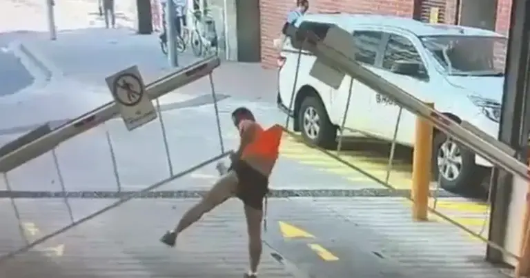 WOOPS: Man wil tussen slagbomen kruipen, maar dat gaat op gênante wijze fout! (fails)