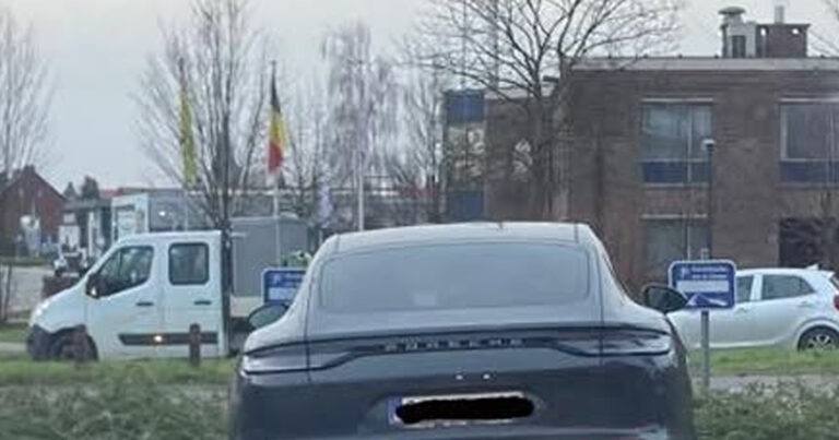 Porsche-bestuurder zet kwaad bloed door asociaal te parkeren: “Egoïst!” (foto)