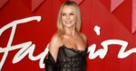 ‘BGT’-jurylid Amanda Holden poseert in bikini op het strand: “Heel knap, zoals altijd!” (foto’s)