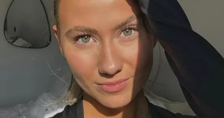 Celine Van Ouytsel toont zomerse badpak-en bikinifoto’s: “Wow!”