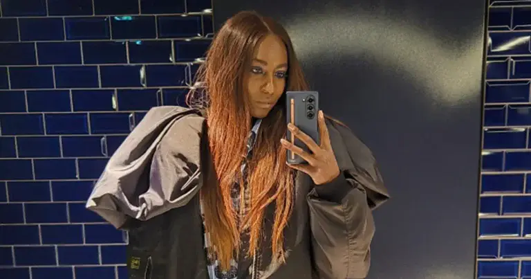 Élodie Ouédraogo verbaast fans met jaren 90-outfit: “Wow, aan die benen komt geen einde!” (foto’s)