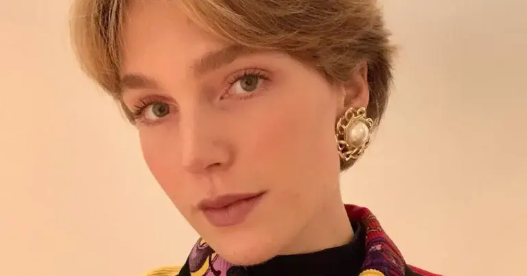 ‘Knokke Off’-actrice Emma Moortgat uit de kleren voor covershoot: “Top!” (foto’s)