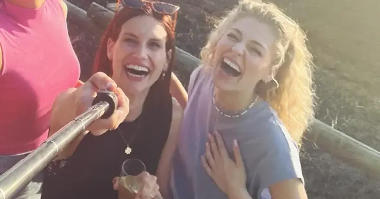 Hanne en Julia van K3 verbazen fans met PRACHTIGE galajurken: “Beeldmooi allebei!” (foto’s)