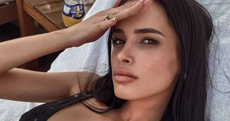 Julie uit ‘The Real Housewives of Antwerp’ geniet in bikini: “Je ziet er goed uit!” (foto)