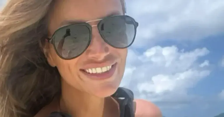 Véronique De Kock leeft zich uit op het strand: “Mooie vrouw!” (foto’s)