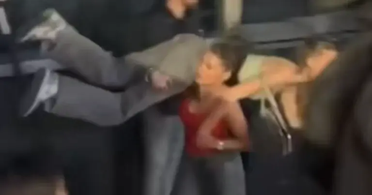Dame is behoorlijk boos tijdens avondje uit, maar dan grijpt vriendin doeltreffend in (video)