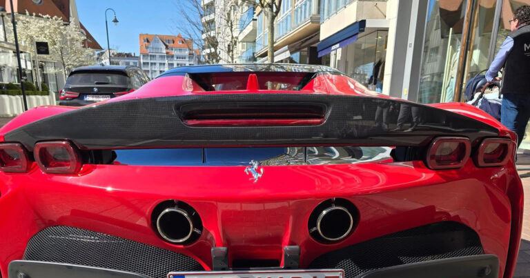 Gepersonaliseerde nummerplaat van Ferrari zorgt voor hilariteit: “Hoe kan je zo’n auto verkloten?!” (foto)