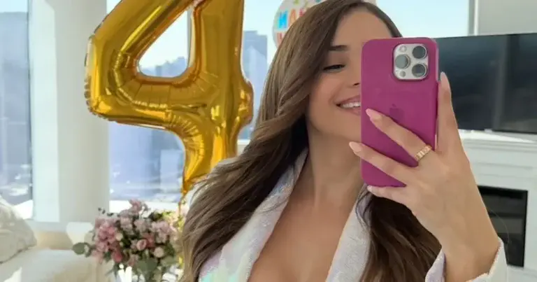 ‘Knapste weervrouw ter wereld’ daagt Instagram uit met gewaagde foto’s: “Heel knap!”