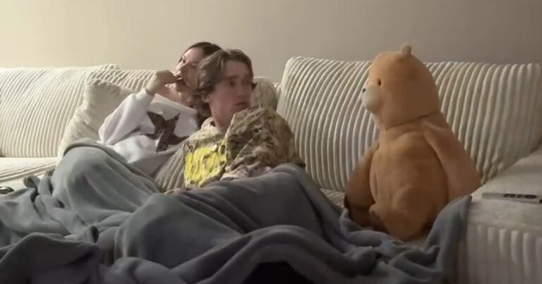 Vrouw prankt vriend met bewegende teddybeer: “Dit is zó grappig!” (video)