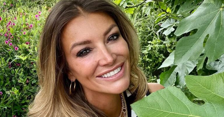Véronique De Kock straalt in zomerse outfit: “Ik ben verliefd!” (foto’s)