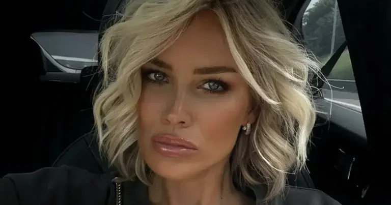 Amy uit ‘The Real Housewives of Antwerp’ poseert in uitgesneden rode jurk: “De mooiste!” (foto’s)