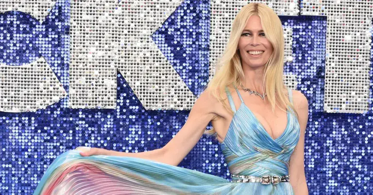 Claudia Schiffer verbaast fans met bikinifoto: “Klasse én natuurlijke schoonheid!”