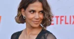 Actrice Halle Berry straalt in prachtige jurk op rode loper: “Enorm knap!” (foto’s)