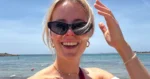 ‘De Kotmadam’-actrice Helle Vanderheyden poseert in bikini op het strand: “Mooie foto’s!”