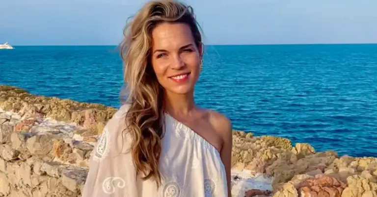 Zwangere Klaasje (ex-K3) deelt prachtige foto van haar bolle buik: “WAUW!”
