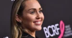 Miley Cyrus poseert in wel zeer gewaagde jurk: “Wat een vrouw!” (foto)