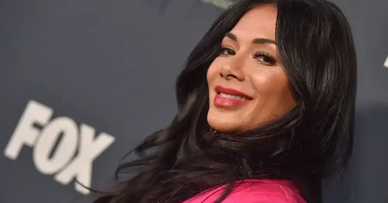 Nicole Scherzinger ligt languit in bikini: “Godin!” (foto’s)
