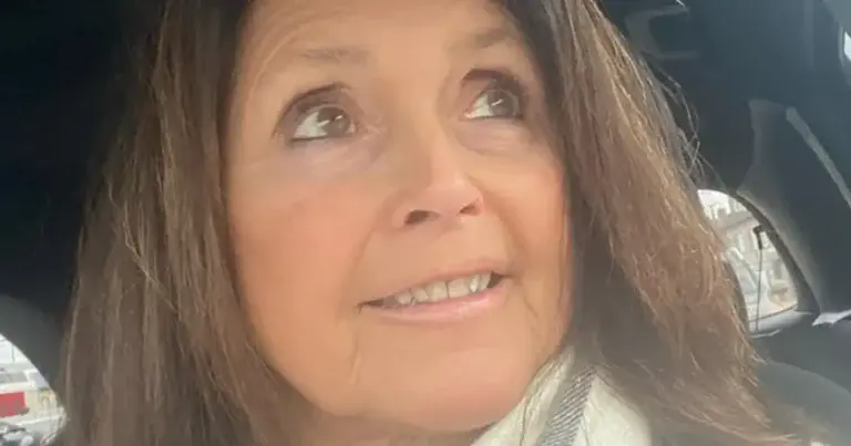 Wendy Van Wanten poseert in zomerse outfits: “Je ziet er goed uit!” (foto’s)