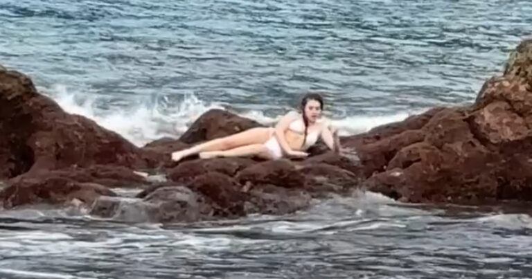 Dame poseert op rots, maar de zee had andere plannen… (video)