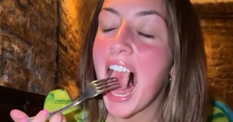 Influencer geniet iets te hard van haar eten: “Ik neem wat zij heeft!” (video)