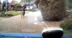 Fietser is druk bezig met zijn smartphone. Gevolg? BOTS! (video)