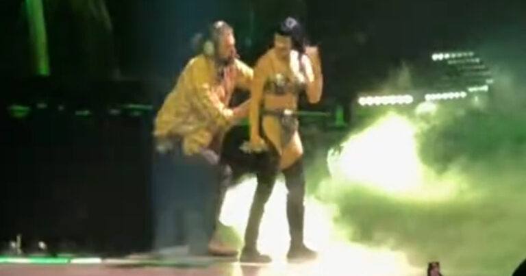 Beha van Katy Perry springt open tijdens show: “Gênant!” (video)