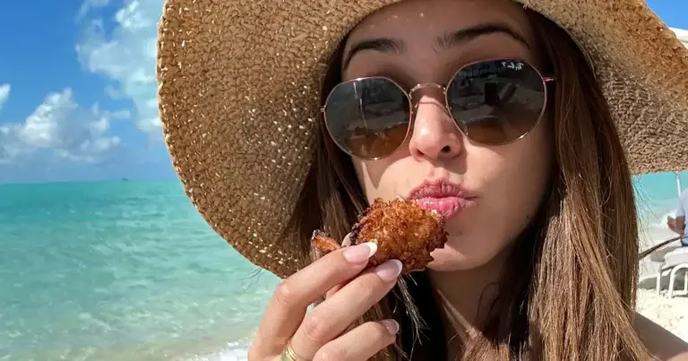 ‘Knapste weervrouw ter wereld’ imponeert met bikinifoto’s: “Wauw, geweldig!”
